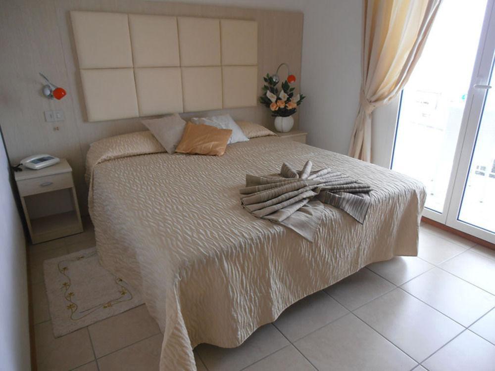 Hotel Toscana Marotta Exteriör bild